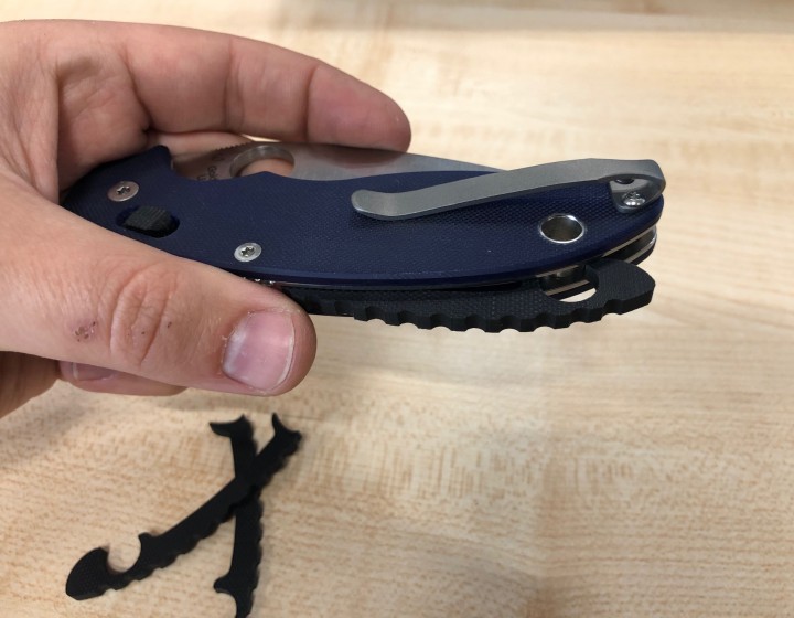 Backspacer für Spyderco Manix 2 - mit Riffeln für mehr Grip